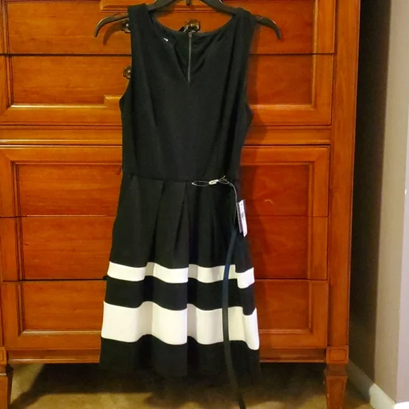 IZ byer size 5 adorable black and white dress with belt NWT - Picture 1 of 4